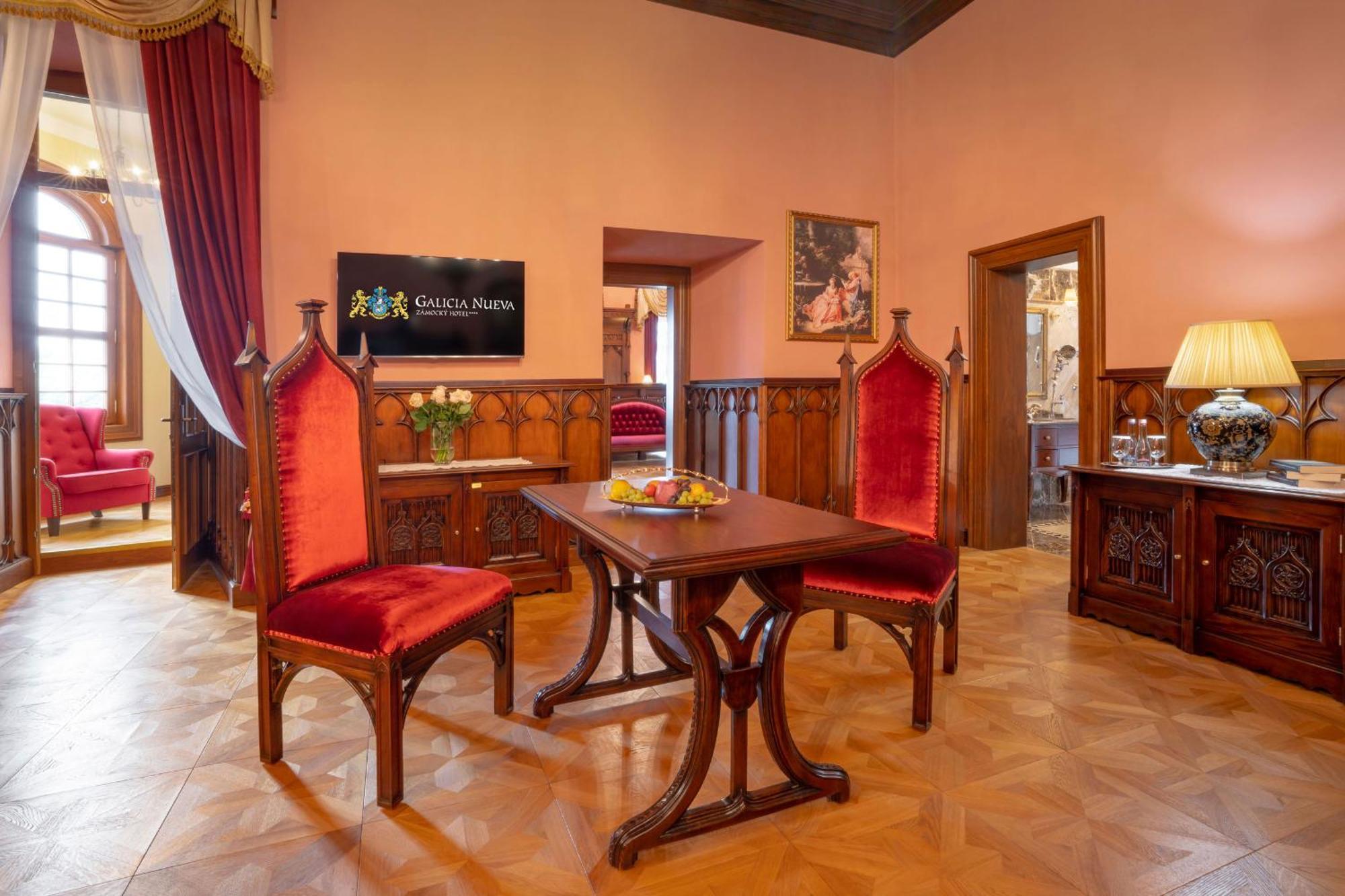 Galicia Nueva, Castle Hotel Losonc Kültér fotó